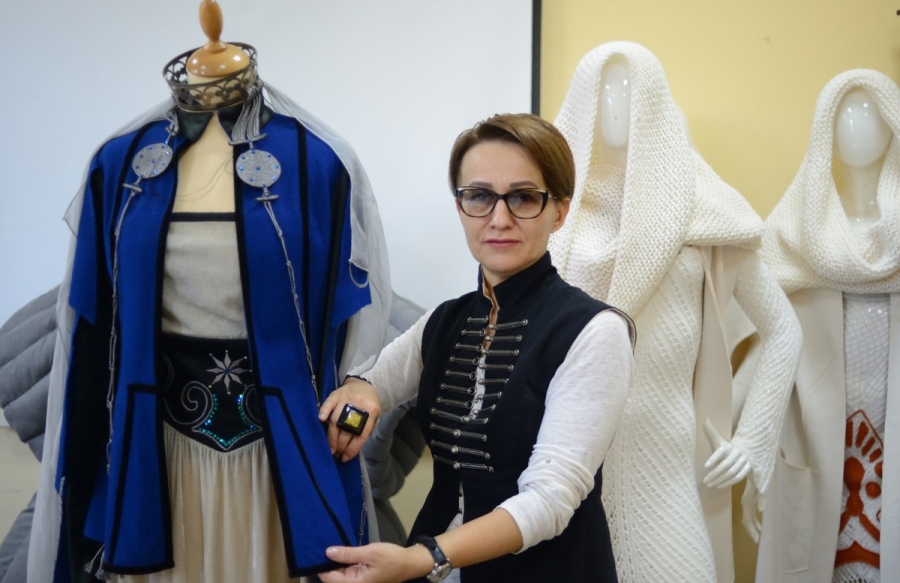 С искусством создания национального костюма можно познакомиться в Картинной галерее Адыгеи